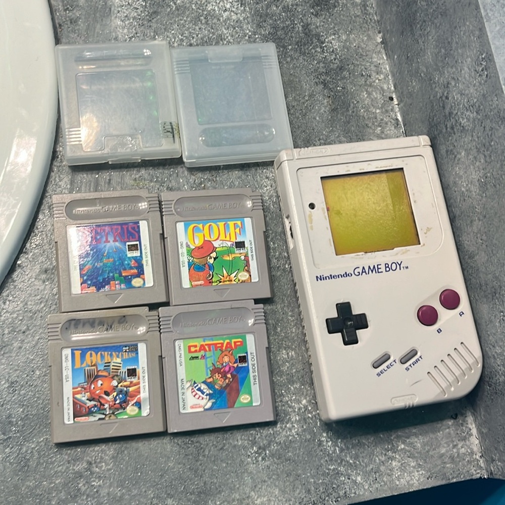 Nintendo Gameboy Works perfect and comes with 4 games and 2 original cases